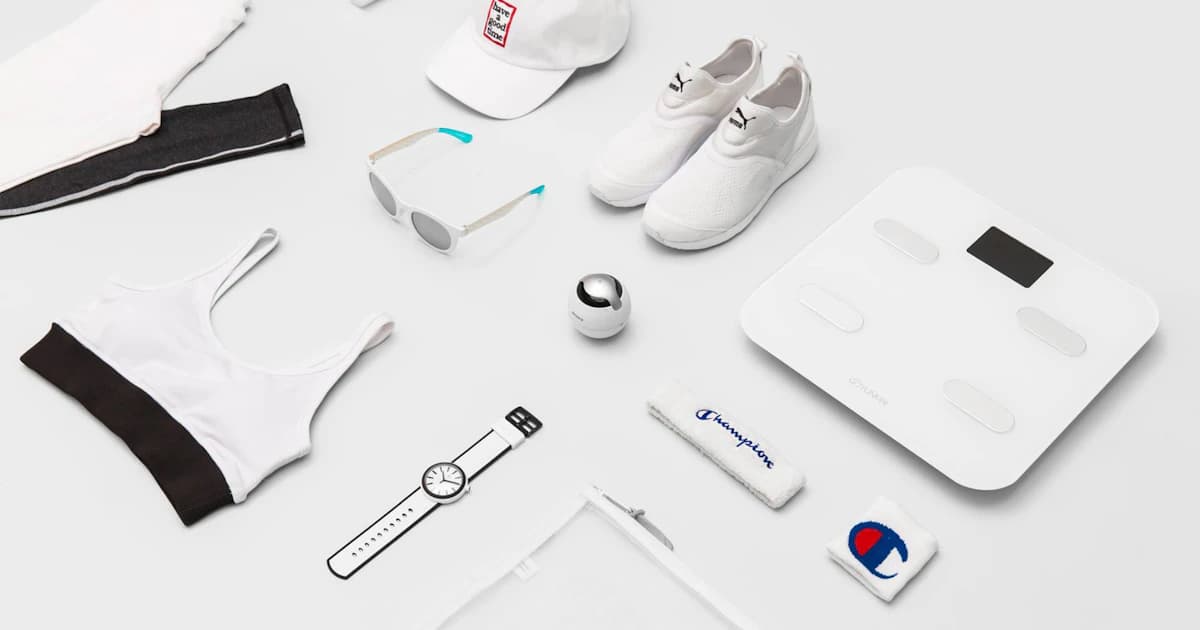 Sportswear, shoes and accessories arranged as a flat lay