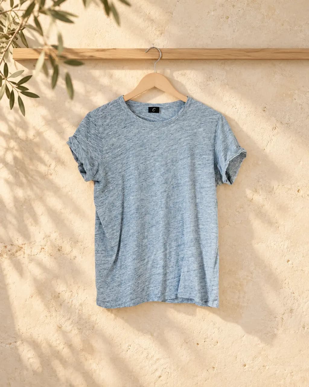 Blue tee in the same limestone wall Look